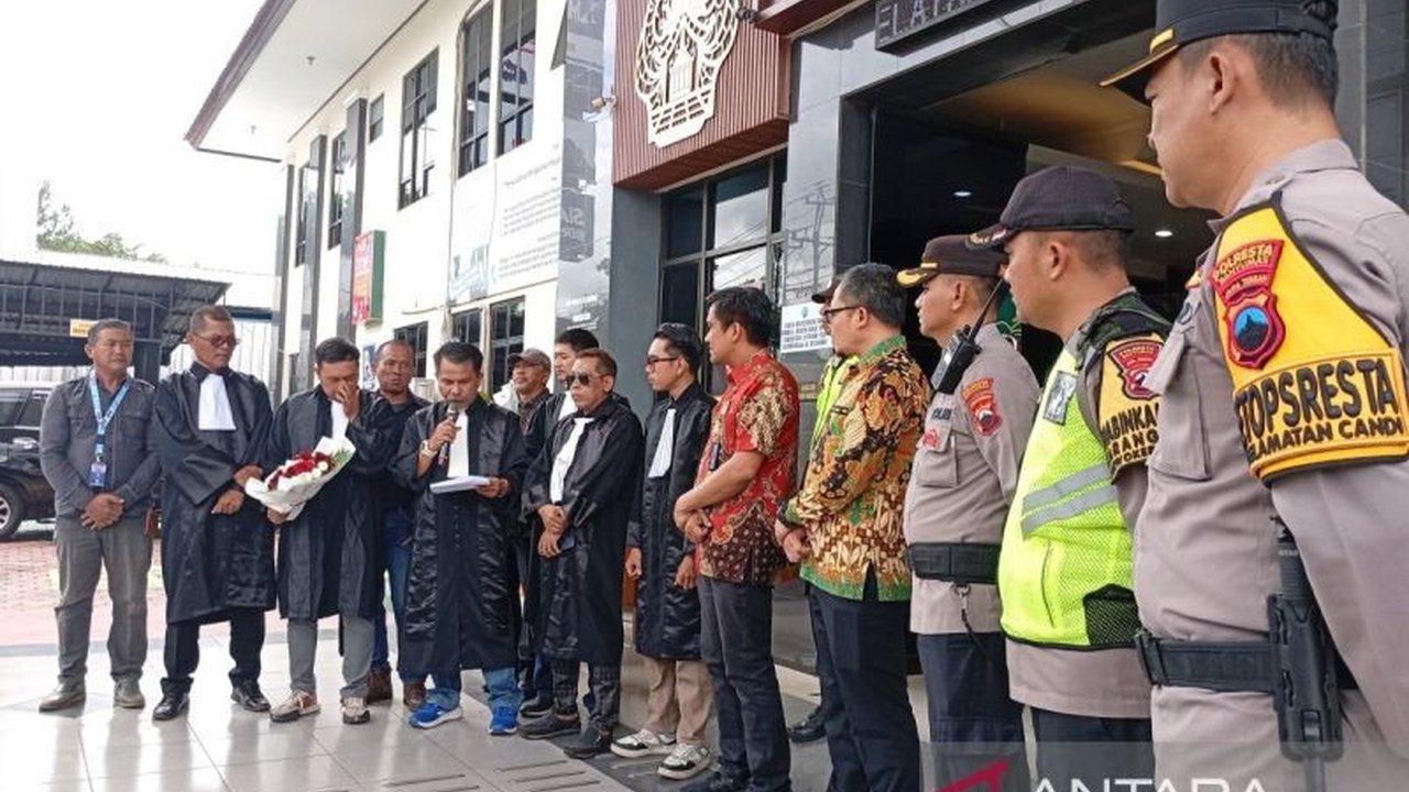 Advokat Banyumas Raya menggelar aksi damai di PN Purwokerto untuk mengecam tindakan tidak terpuji seorang oknum pengacara yang naik ke meja sidang di PN Jakarta Utara, menekankan pentingnya etika dan marwah peradilan.