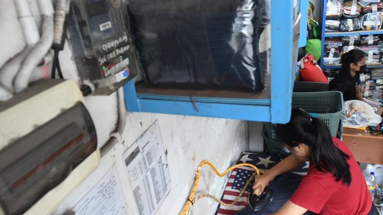 Menyetrika pakaian dalam kondisi lembap dapat merusak kain, mengunci noda, dan menimbulkan bau apek;  keringkan pakaian sepenuhnya sebelum menyetrika atau gunakan kipas angin dan pewangi pakaian.