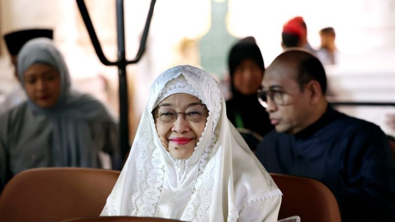 Presiden ke-5 RI, Megawati Soekarnoputri, beserta keluarga berziarah ke makam Nabi Muhammad SAW di Masjid Nabawi, Madinah, dan memanjatkan doa untuk bangsa Indonesia.