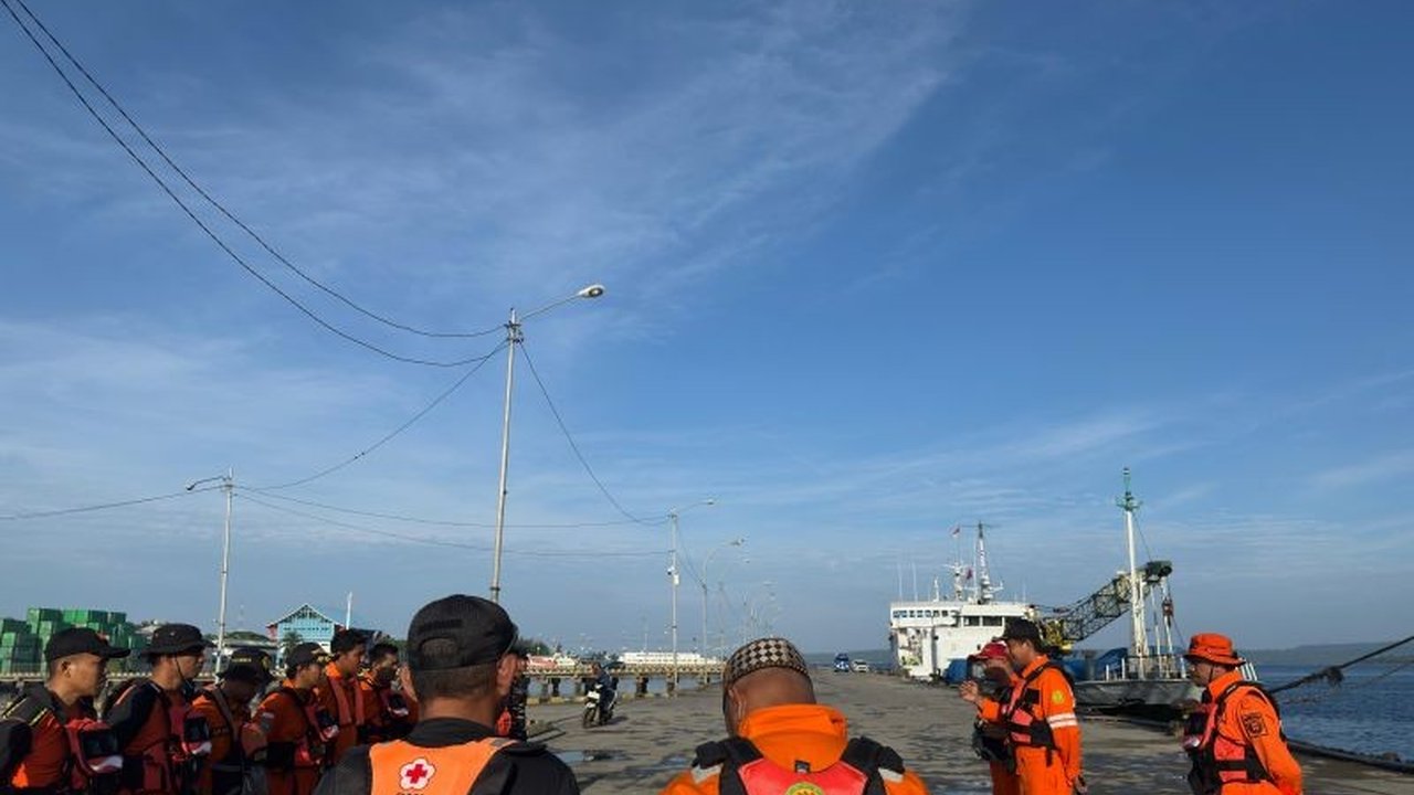 Seorang nelayan, Laode Muksin (52), hilang setelah jatuh dari perahunya di perairan Siompu Barat, Buton Selatan; Tim SAR Basarnas Kendari telah dikerahkan untuk melakukan pencarian.