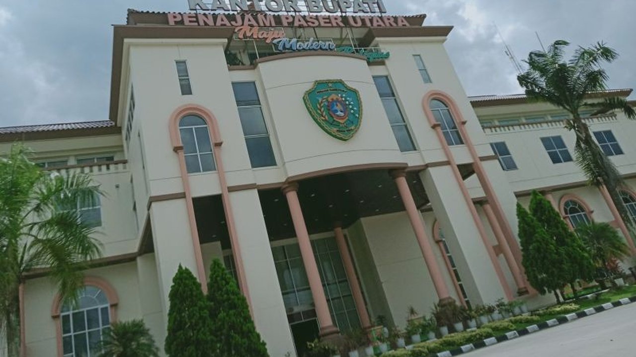 Pemerintah Kabupaten Penajam Paser Utara menerbitkan surat edaran untuk efisiensi anggaran sesuai Inpres Nomor 1 Tahun 2025, menunda proyek fisik dan belanja rutin untuk penyesuaian rasionalisasi.