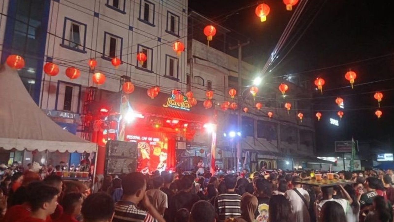 Pemerintah Kota Jambi menetapkan Cap Go Meh sebagai agenda tahunan, guna pengembangan pariwisata dan memperkuat toleransi antarumat beragama, ditandai dengan perayaan meriah di Yayasan Amitabha Jambi.