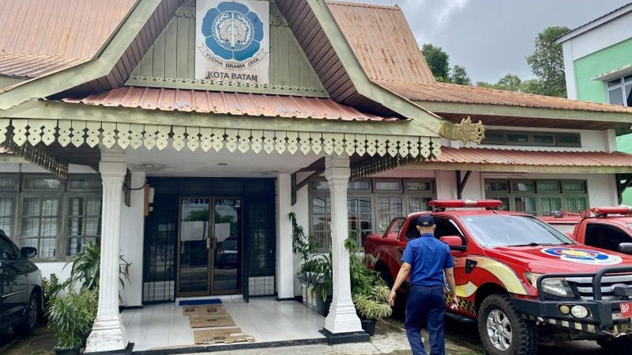 Disdamkarmat Batam imbau kewaspadaan warga terhadap kebakaran di musim pancaroba, setelah 25 kasus terjadi di tahun 2025, sebagian besar di TPS dan semak belukar.