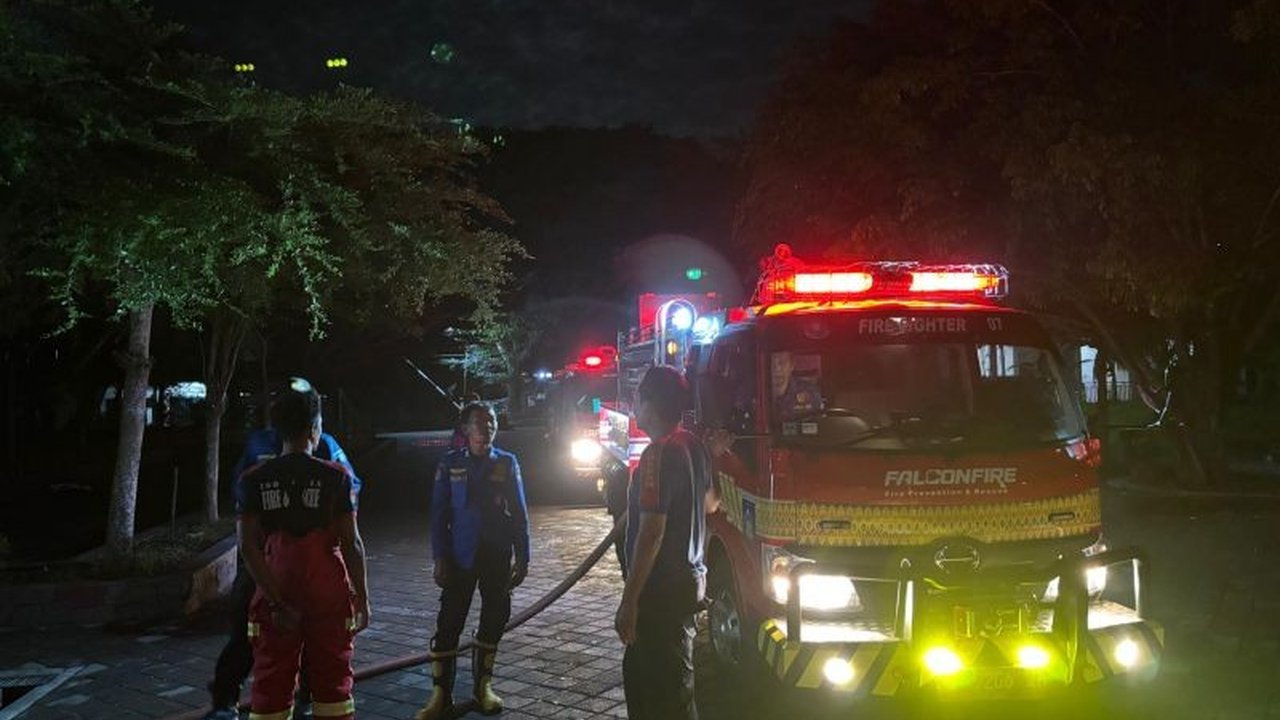 Kubah Masjid Agung Praya di Lombok Tengah, NTB, terbakar pada Kamis dini hari akibat dugaan korsleting listrik setelah terdampak cuaca ekstrem, mengakibatkan kerugian sekitar Rp500 juta, namun aktivitas masjid telah kembali normal.