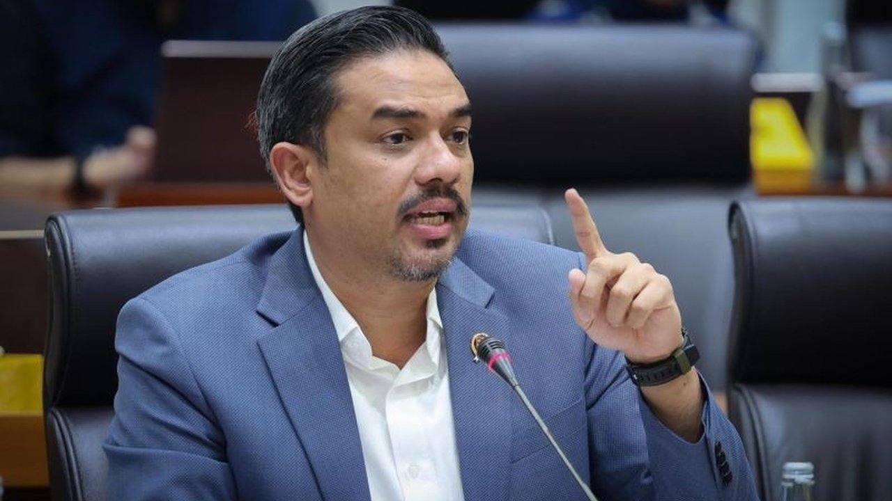 Menanggapi efisiensi anggaran 2025, Menteri UMKM Maman Abdurrahman berkomitmen menjaga daya saing UMKM lewat evaluasi KUR, kolaborasi antar kementerian, dan pembentukan holding UMKM.