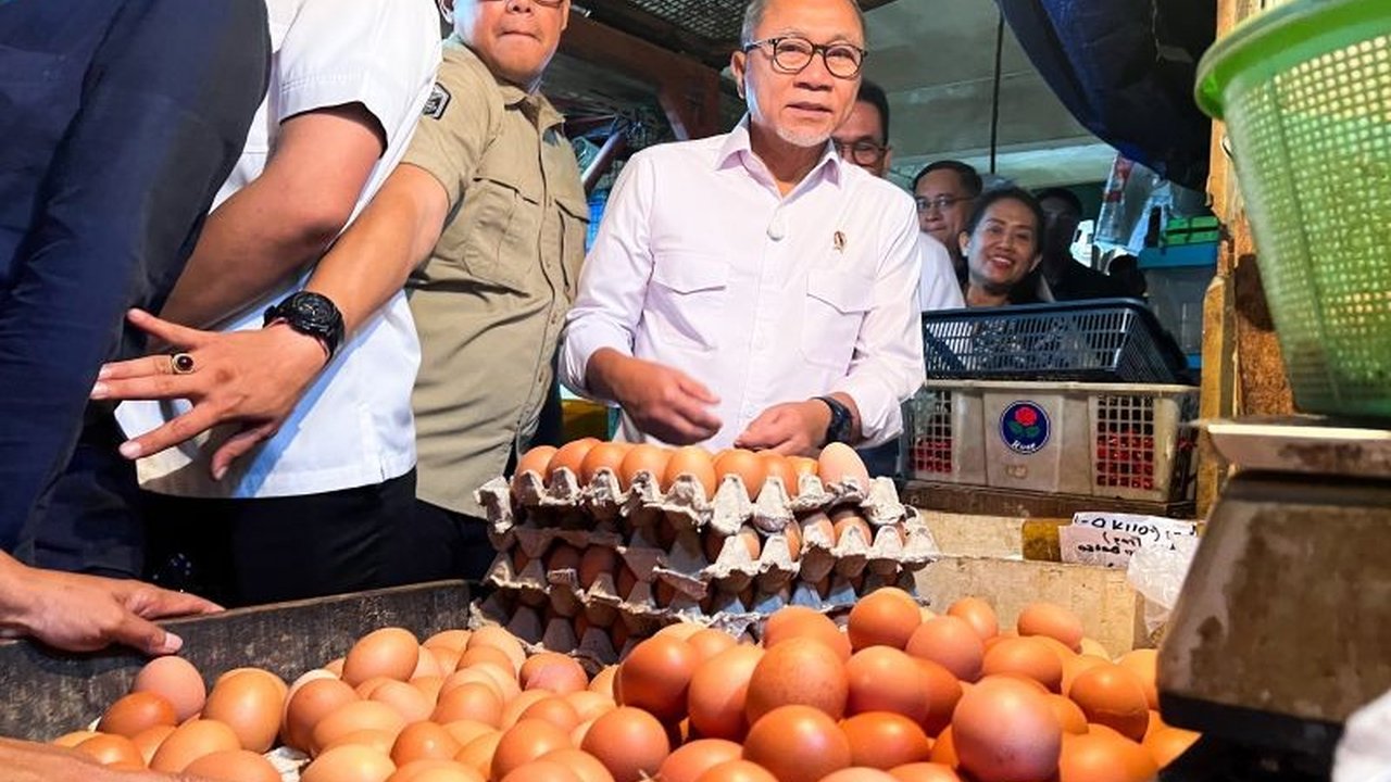 Pusat Informasi Harga Pangan Strategis (PIHPS) mencatat harga cabai rawit merah mencapai Rp68.800 per kg dan telur ayam ras Rp29.900 per kg pada Kamis, 13 Februari 2024, di tingkat pedagang eceran nasional.