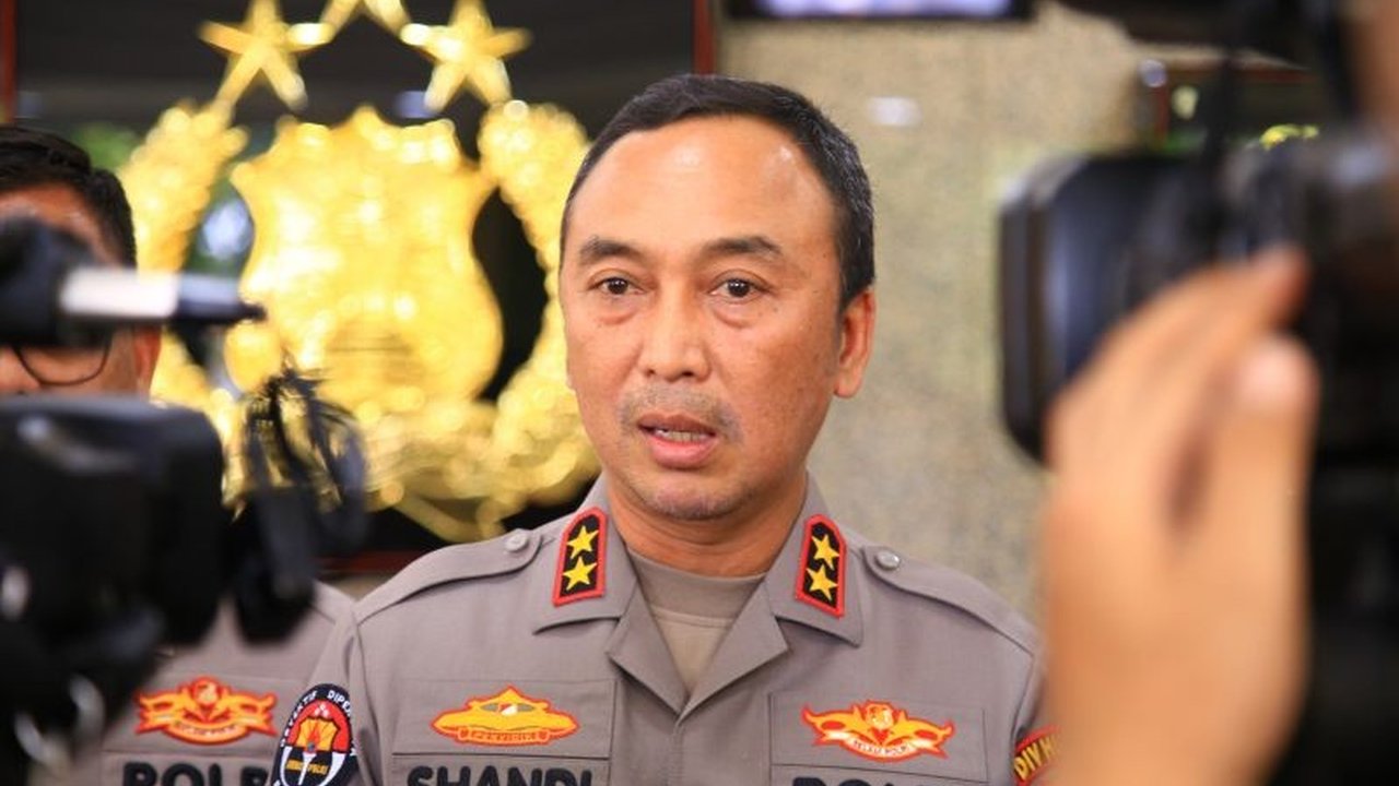 Jenderal Listyo Sigit Prabowo menegaskan komitmennya membersihkan institusi Polri dari oknum nakal dengan memberikan reward dan punishment tegas, menanggapi laporan dugaan pemerasan Kapolres Bireuen.