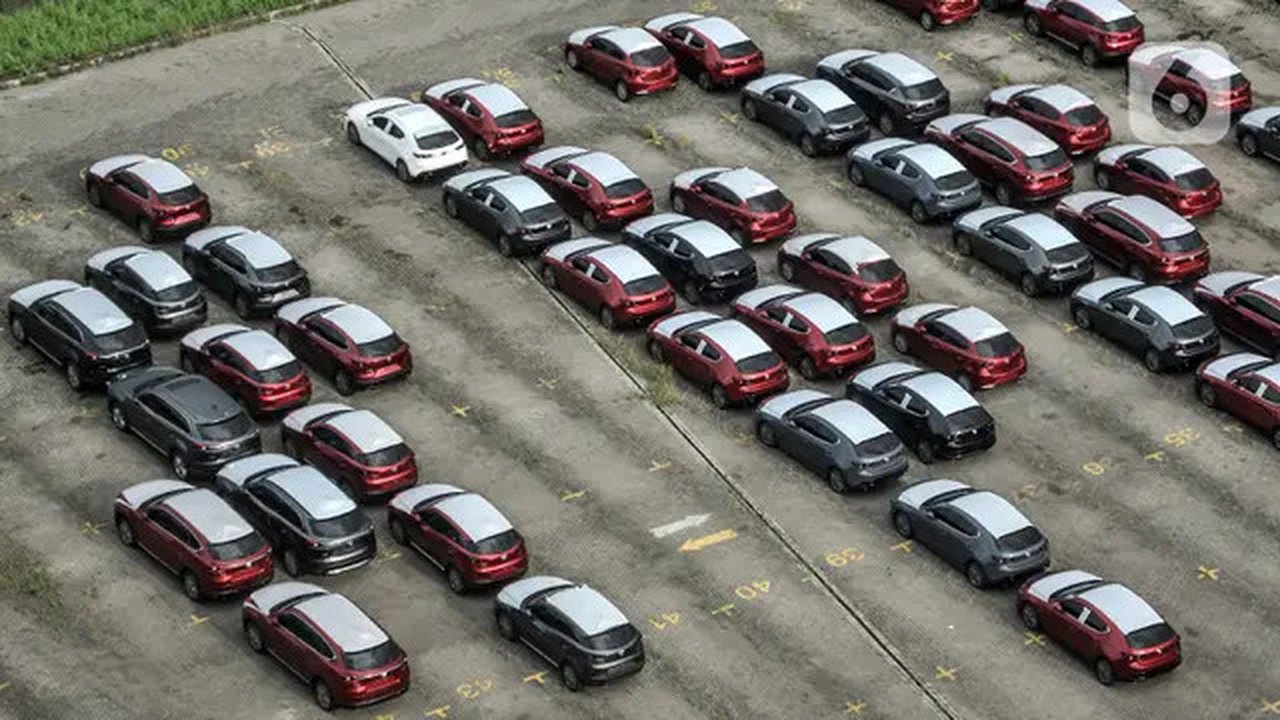 Deretan mobil baru terparkir di kawasan Marunda, Cilincing, Jakarta, Senin (21/6/2021). Diskon 0 persen Pajak Penjualan atas Barang Mewah (PPnBM) sebagai upaya mengakselerasi pemulihan ekonom