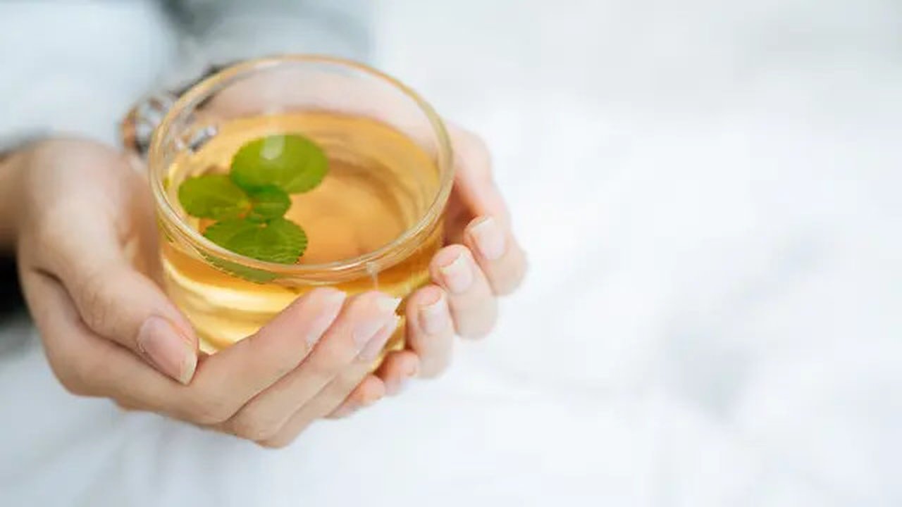 Ilustrasi teh daun mint | copyright freepik.com/jcomp