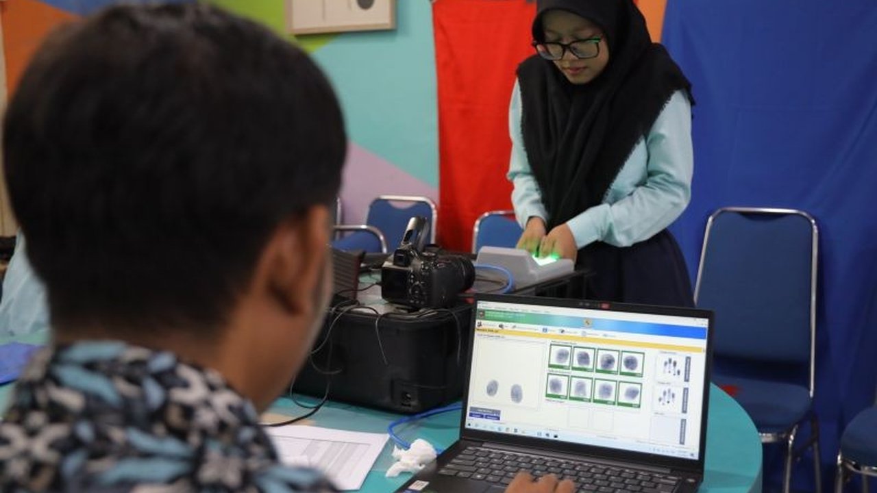 Dinas Kependudukan dan Pencatatan Sipil (Dispendukcapil) Kota Kediri menggelar program perekaman KTP elektronik di sekolah-sekolah menengah atas untuk mempermudah siswa berusia 16 tahun ke atas mendapatkan identitas kependudukan.