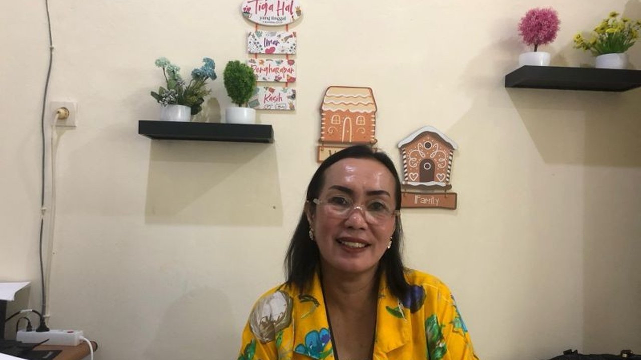 Peneliti Unpatti Ambon sukses kembangkan hotong, tanaman endemik Maluku, menjadi beragam produk pangan seperti tepung, mi, kue, dan keripik, guna meningkatkan ketahanan pangan.