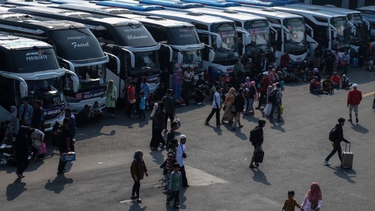 Berita ekonomi terkini mencakup kemudahan penerbitan faktur pajak, insentif pajak di IKN, kajian ETF kripto oleh OJK, efisiensi anggaran Kementerian PPN/Bappenas, dan kepastian program mudik gratis 2025.