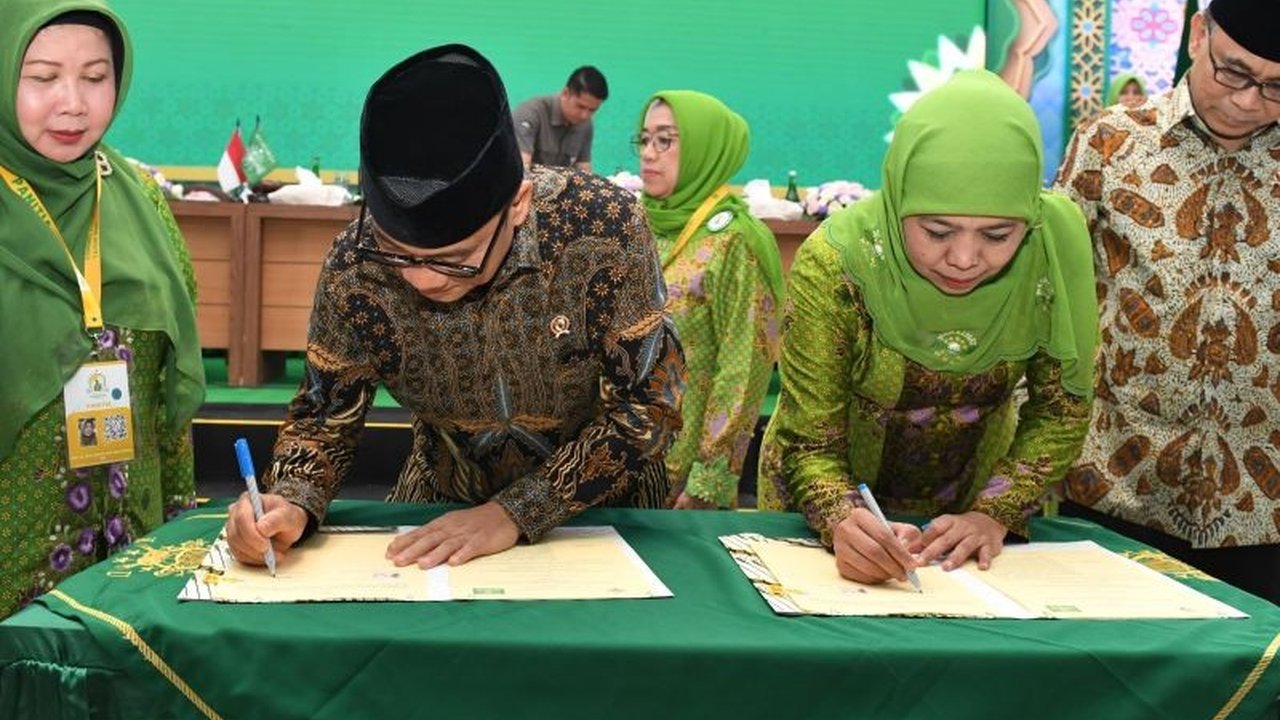 Kementerian Desa dan Muslimat NU menjalin kerja sama untuk membangun desa yang inklusif dan berkelanjutan, difokuskan pada pemberdayaan perempuan dalam sektor sosial dan ekonomi.