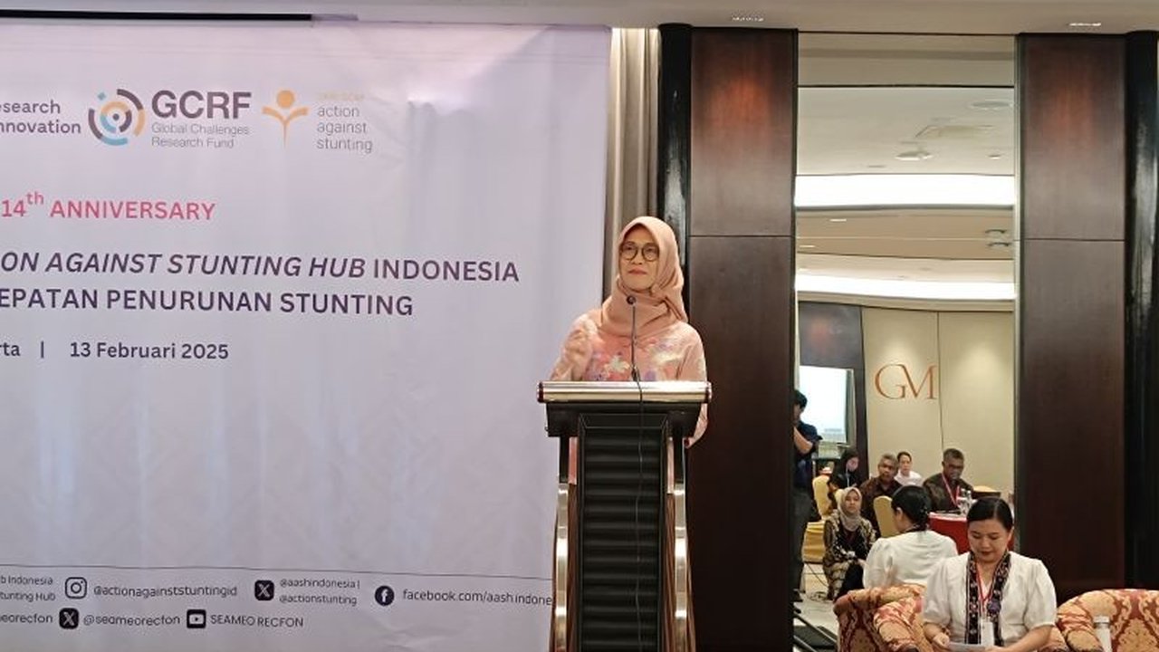Studi Action Against Stunting Hub (AASH) mengungkapkan tantangan serius Indonesia dalam mengatasi stunting, menekankan perlunya pendekatan holistik dan terintegrasi hingga anak usia 6 tahun untuk mencapai target 18 persen pada 2025.