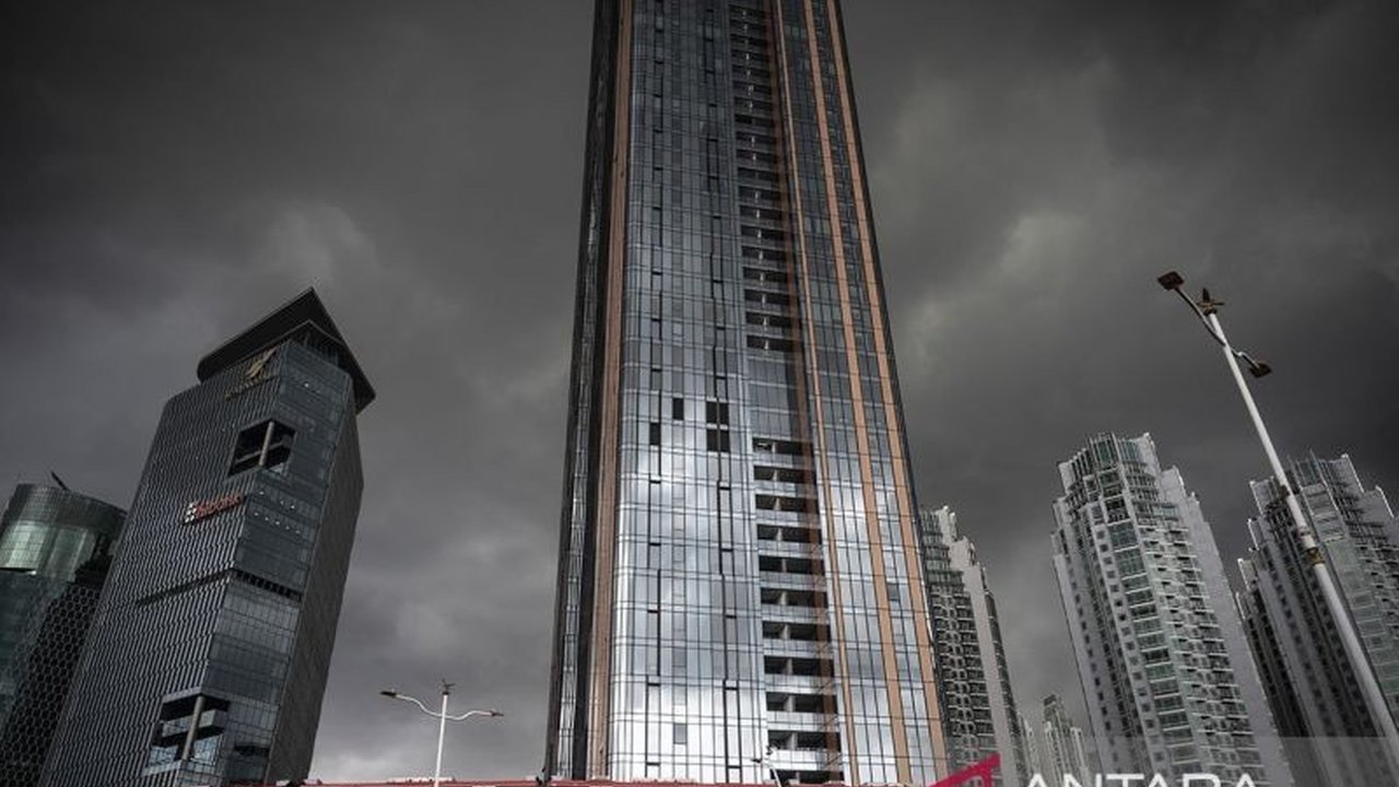 BMKG memprediksi sebagian besar wilayah Jakarta akan mengalami hujan ringan pada Jumat sore dan malam hari ini, dengan suhu berkisar 27 derajat Celcius.