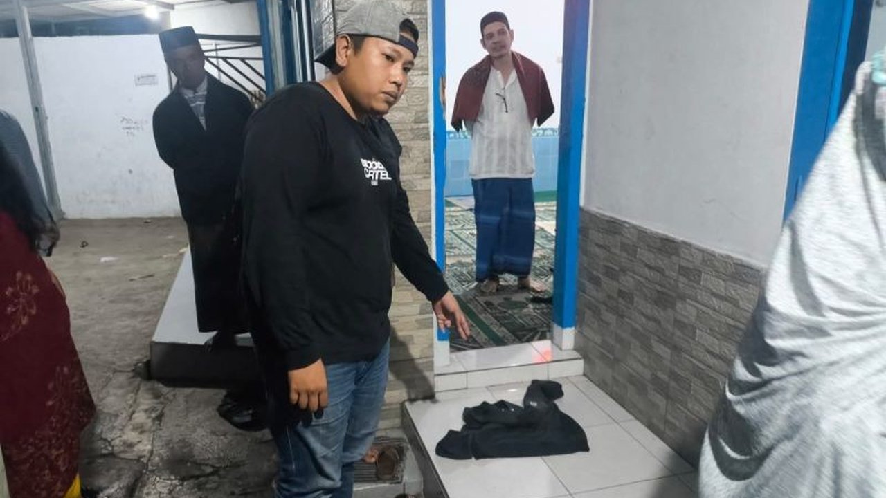 Bayi perempuan ditemukan di teras Masjid Nurul Hidayah, Sukabumi, oleh marbot masjid, Kamis lalu, dan kini polisi tengah menyelidiki kasus dugaan pembuangan bayi tersebut.