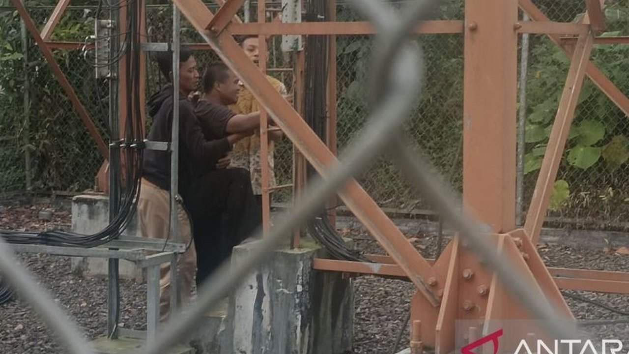 Pria paruh baya di Sukabumi, Jawa Barat, gagal melakukan percobaan bunuh diri setelah polisi berhasil membujuknya turun dari menara pemancar; aksi nekatnya dipicu masalah ekonomi dan penyalahgunaan obat-obatan.