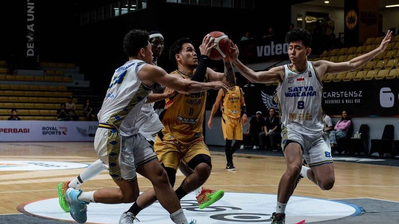 Pelatih Dewa United Banten, Pablo Favarel, memberikan kepercayaan kepada pemain lokal, menghasilkan kemenangan atas Satya Wacana Salatiga dan menunjukan tren positif tim di IBL 2025.