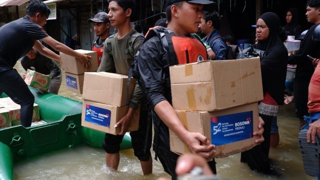 Banjir di Makassar dan sekitarnya telah mengakibatkan ratusan warga mengungsi dan berbagai pihak menyalurkan bantuan berupa sembako, makanan siap saji, dan minuman untuk meringankan beban para korban.