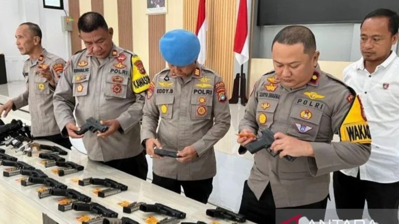 Polres Bangka Selatan rutin memeriksa senjata api anggota untuk mencegah penyalahgunaan, memastikan kesiapan operasional, dan meningkatkan disiplin serta keamanan personel dan masyarakat.