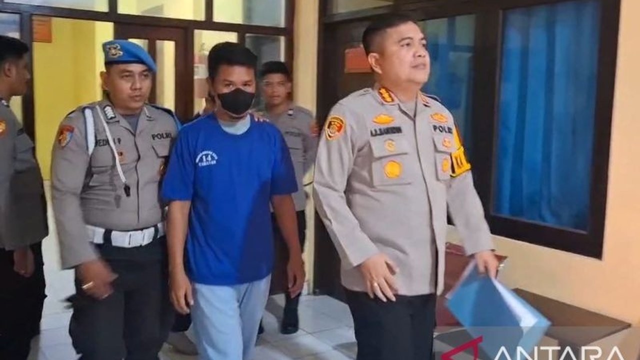 Polisi Resor Kota Kupang menangkap AM (39) karena menipu sembilan calon penumpang kapal Pelni dengan modus calo tiket di Pelabuhan Tenau, meraup keuntungan hingga jutaan rupiah.
