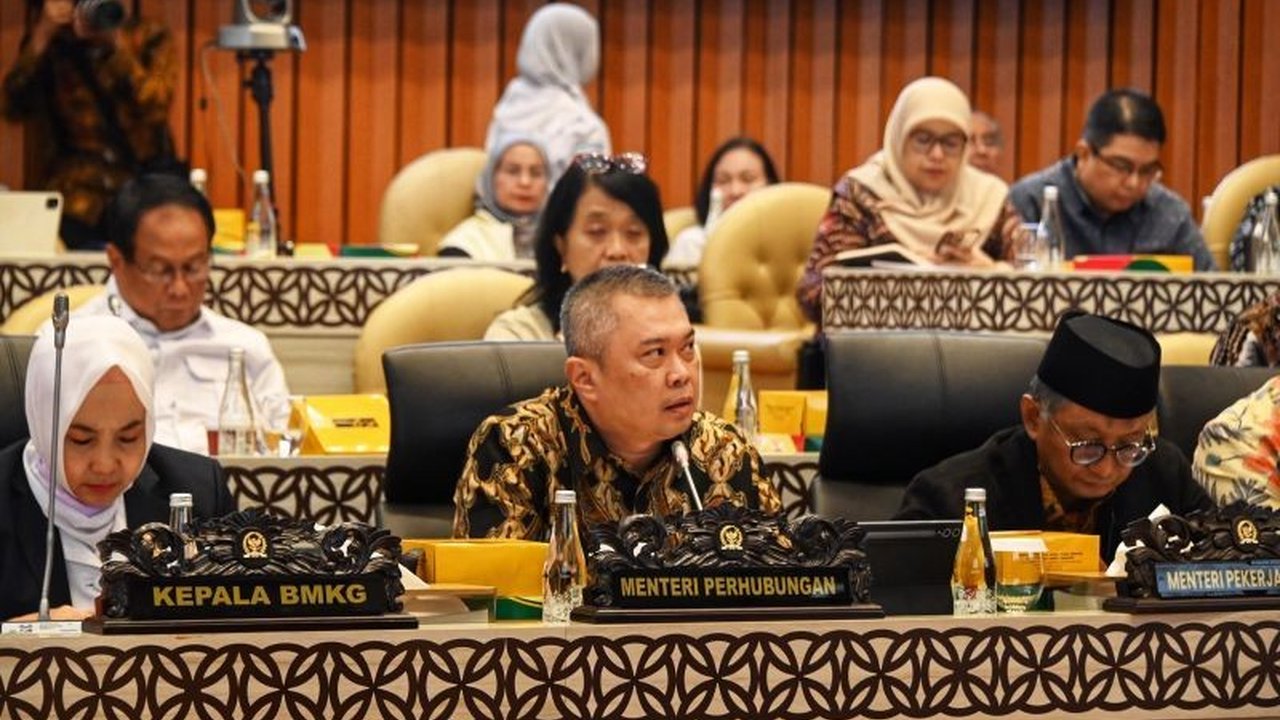 Kementerian Perhubungan (Kemenhub) akan menggunakan anggaran Rp17,725 triliun di tahun 2025 untuk mengoptimalkan layanan transportasi publik di seluruh Indonesia, dengan prioritas pada subsidi dan layanan publik.