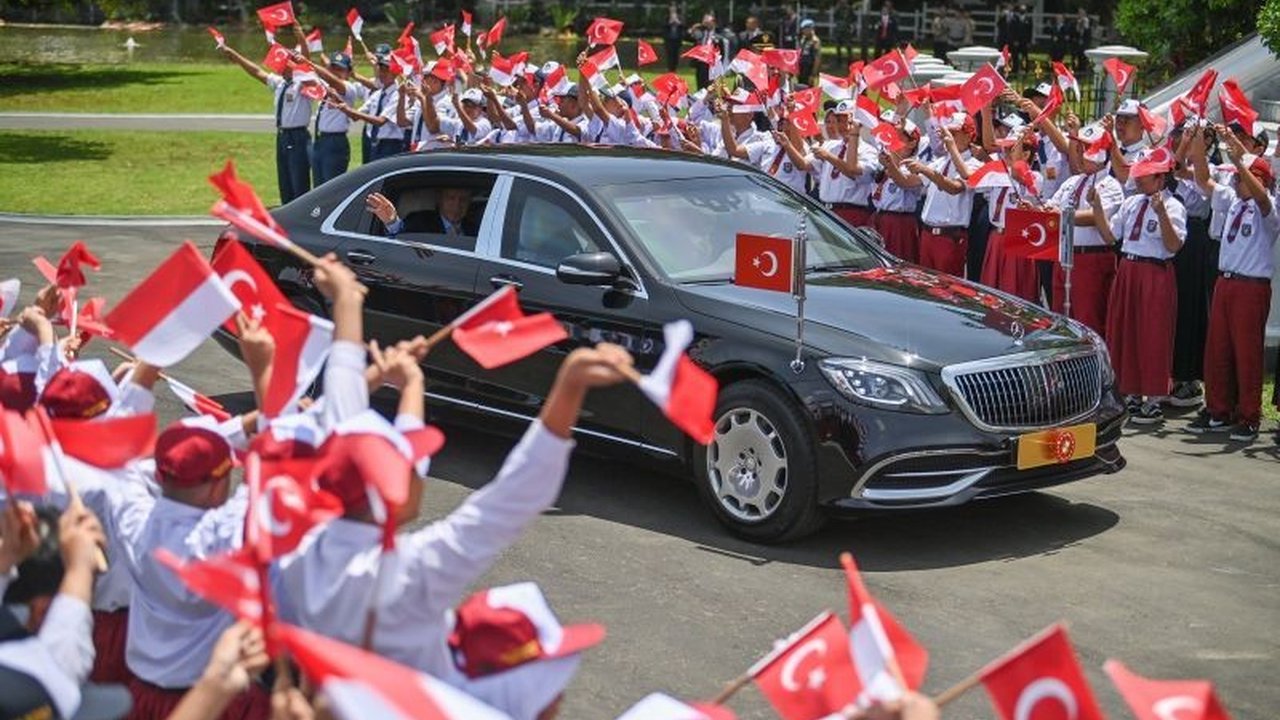Presiden Turki Recep Tayyip Erdogan menyampaikan kekagumannya atas sambutan luar biasa dari masyarakat Indonesia selama kunjungan kenegaraan dua harinya, memuji antusiasme warga dan persiapan Presiden Prabowo Subianto.