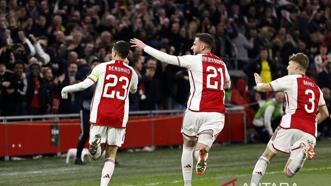 Ajax Amsterdam meraih kemenangan 2-0 atas Union St. Gilloise pada leg pertama babak play-off Liga Europa 2024/25 berkat gol dari Christian Rasmussen dan Jorthy Mokio, unggul dalam agregat menjelang leg kedua.