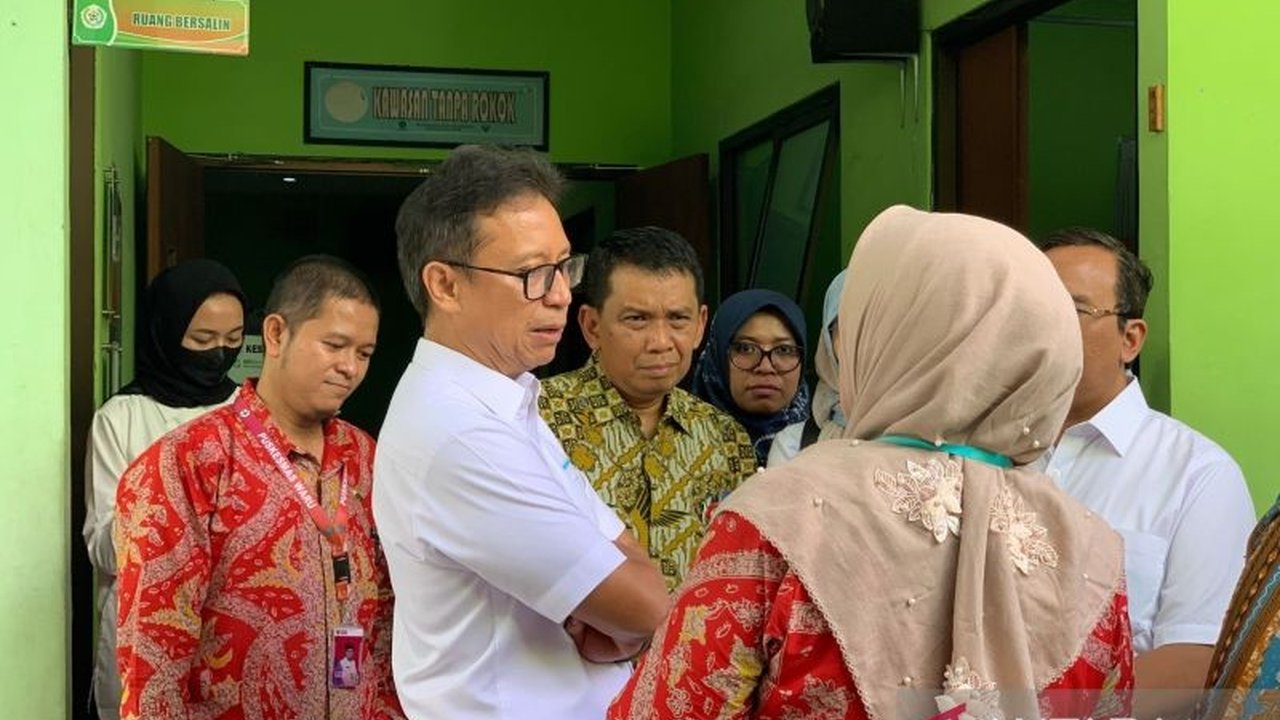 Menteri Kesehatan Budi Gunadi Sadikin memastikan program Cek Kesehatan Gratis (CKG) tetap berjalan meskipun ada efisiensi anggaran, dengan target 100 juta peserta pada 2025 dan fokus awal pada 50 persen target.