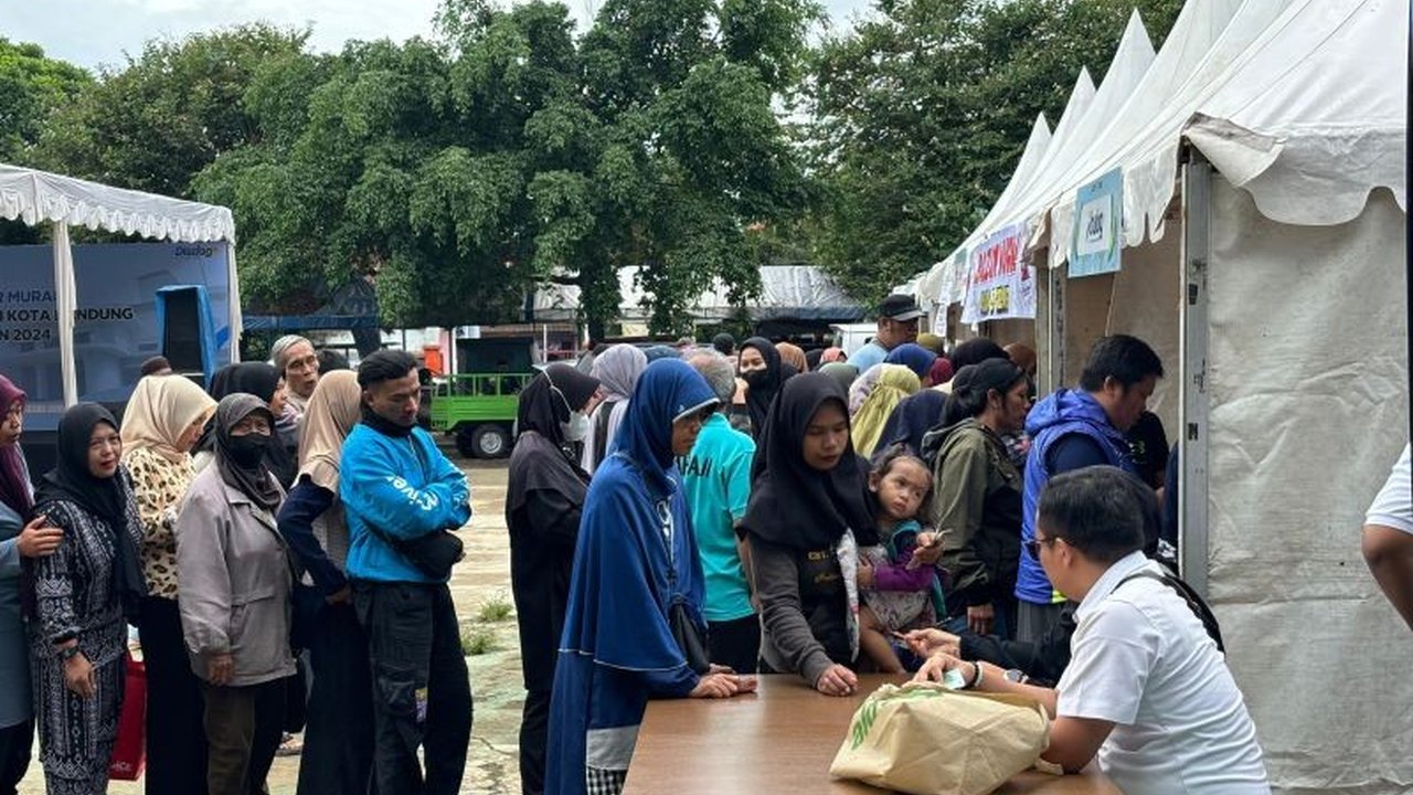 Dinas Ketahanan Pangan dan Peternakan (DKPP) Kota Bandung meningkatkan frekuensi Gerakan Pangan Murah (GPM) untuk menstabilkan harga bahan pokok menjelang Ramadhan 2025, dengan subsidi dan distribusi yang difasilitasi Bank Indonesia.