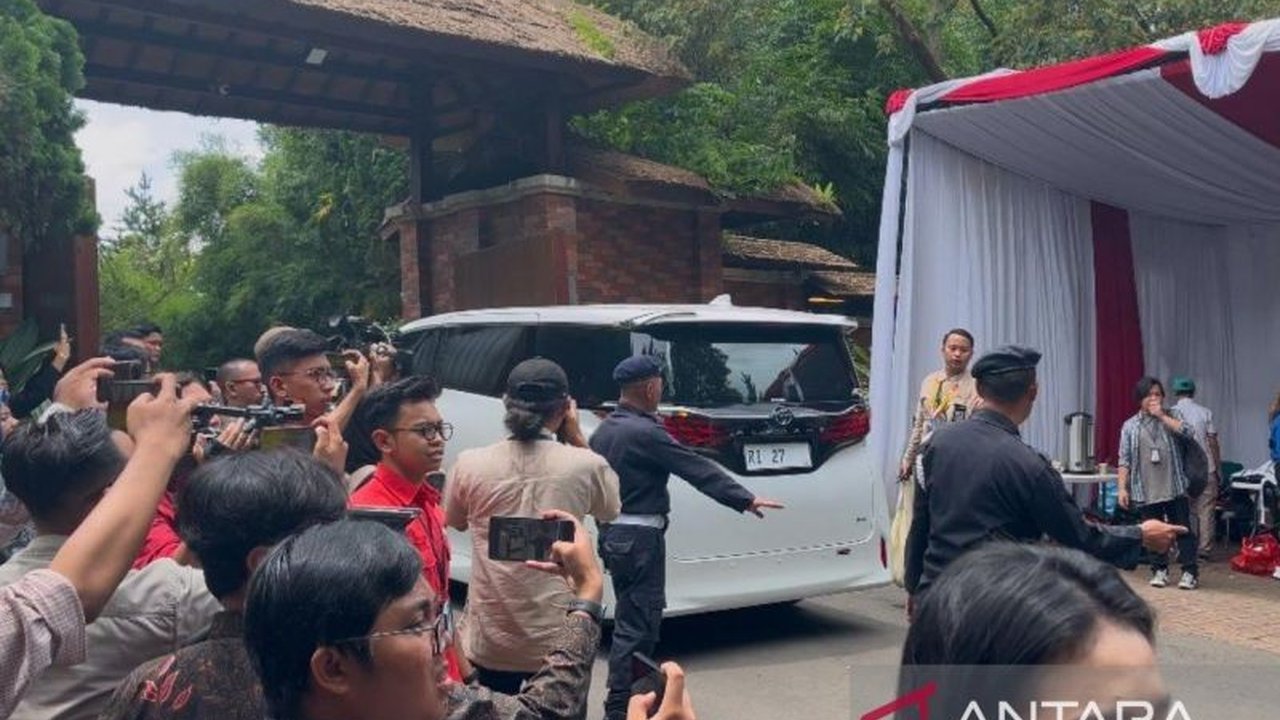 Sejumlah menteri Kabinet Merah Putih dan elite partai Koalisi Indonesia Maju menghadiri silaturahmi di kediaman Prabowo Subianto di Hambalang, Bogor, Jumat (14/2), membahas konsolidasi menjelang agenda politik mendatang.