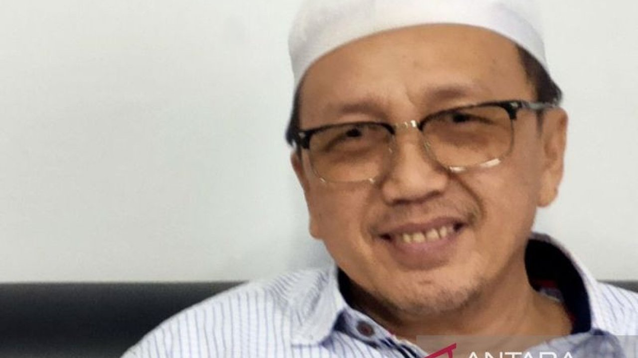 Wakil Ketua Komisi I DPRD Kalsel, Habib Hamid Bahasyim, memberikan dukungan penuh pada Polda Kalsel dalam memberantas peredaran narkoba, terutama setelah pengungkapan 33 kg sabu-sabu dan sebelumnya 65 kg lebih sabu, ribuan ekstasi, serta serbuk ekstasi.