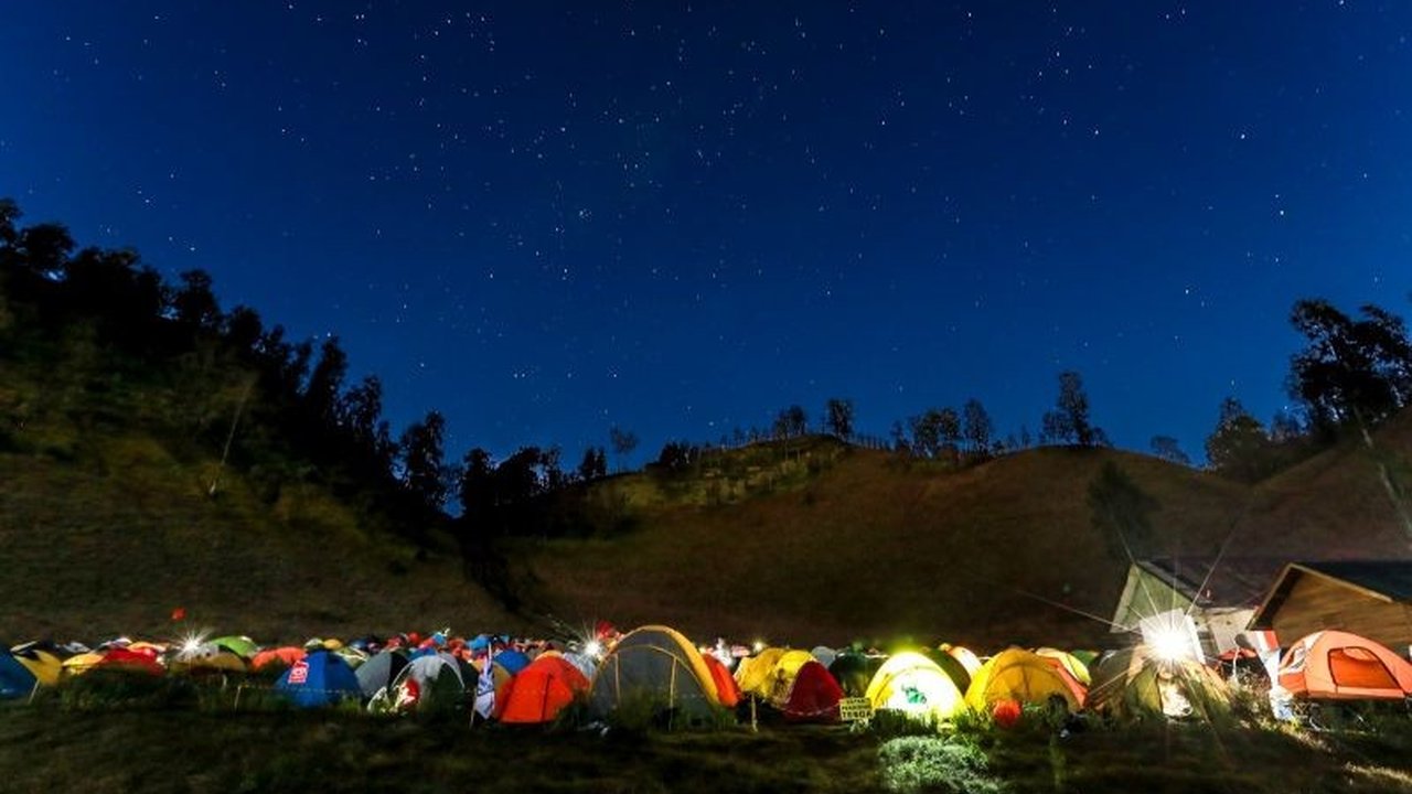 Pemerintah Kabupaten Lumajang mendukung evaluasi kebijakan jasa pendamping pendakian Gunung Semeru oleh TNBTS, yang meliputi tarif Rp300.000 dan perluasan tugas pendamping untuk keamanan dan edukasi konservasi.