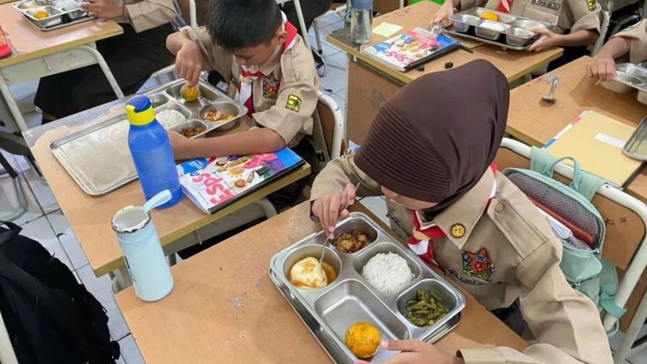 Anggota DPR RI, Uya Kuya, optimis Program Makan Bergizi Gratis (MBG) ciptakan peluang usaha bagi ibu rumah tangga sebagai mitra katering, mendukung visi Indonesia Emas.