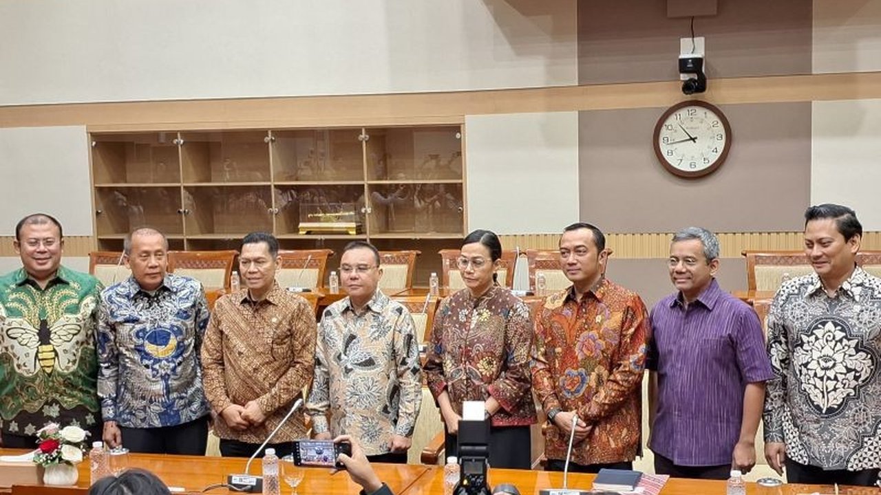Menteri Keuangan Sri Mulyani memastikan tidak ada pemotongan anggaran beasiswa KIP Kuliah tahun 2025, meskipun pemerintah tengah melakukan efisiensi anggaran secara menyeluruh.