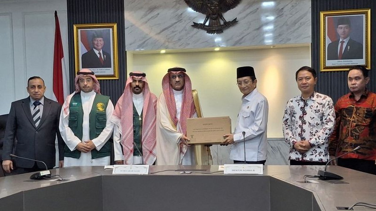 Menteri Agama RI menerima 100 ton kurma dari Raja Salman sebagai hadiah untuk masyarakat Indonesia menjelang Ramadhan, sebagai wujud perhatian Kerajaan Arab Saudi terhadap umat Islam di Indonesia.