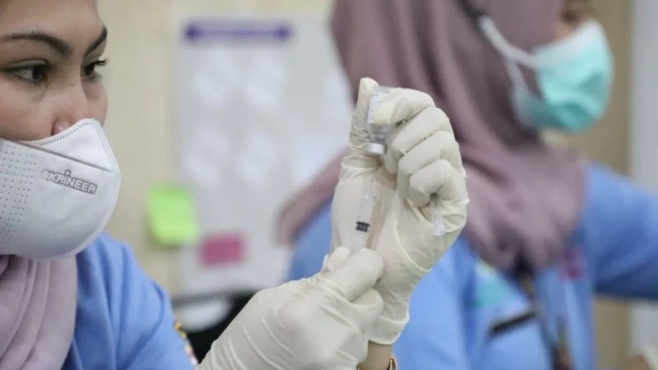 Dokter spesialis paru Rania Imaniar menjelaskan pentingnya vaksinasi pneumonia untuk mencegah radang paru, terutama pada kelompok berisiko tinggi, meskipun vaksinasi bukan jaminan bebas pneumonia, konsultasi dokter tetap penting sebelum vaksinasi.