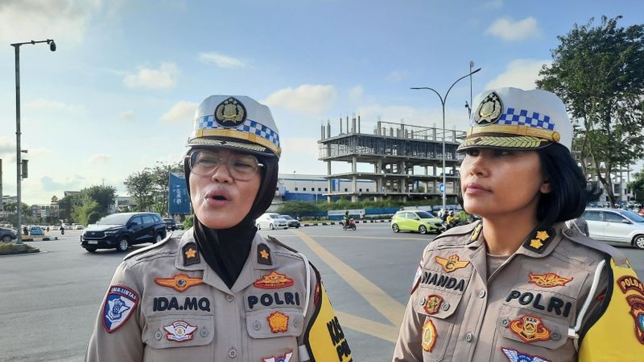 Polda Kepri Bagi-bagi Cokelat, Edukasi Tertib Lalu Lintas di Batam