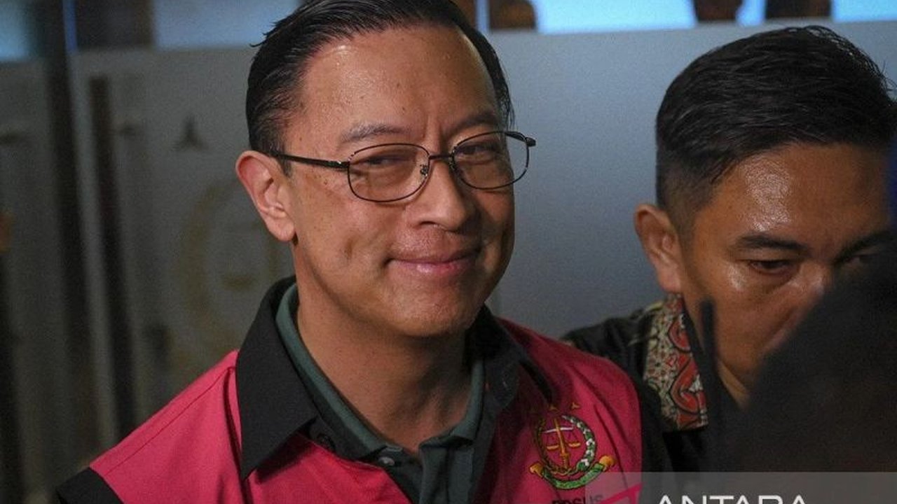 Kejaksaan Agung melimpahkan Tom Lembong dan Charles Sitorus sebagai tersangka kasus korupsi impor gula tahun 2015-2016 yang mengakibatkan kerugian negara sekitar Rp400 miliar kepada Kejari Jakarta Pusat untuk disidangkan.