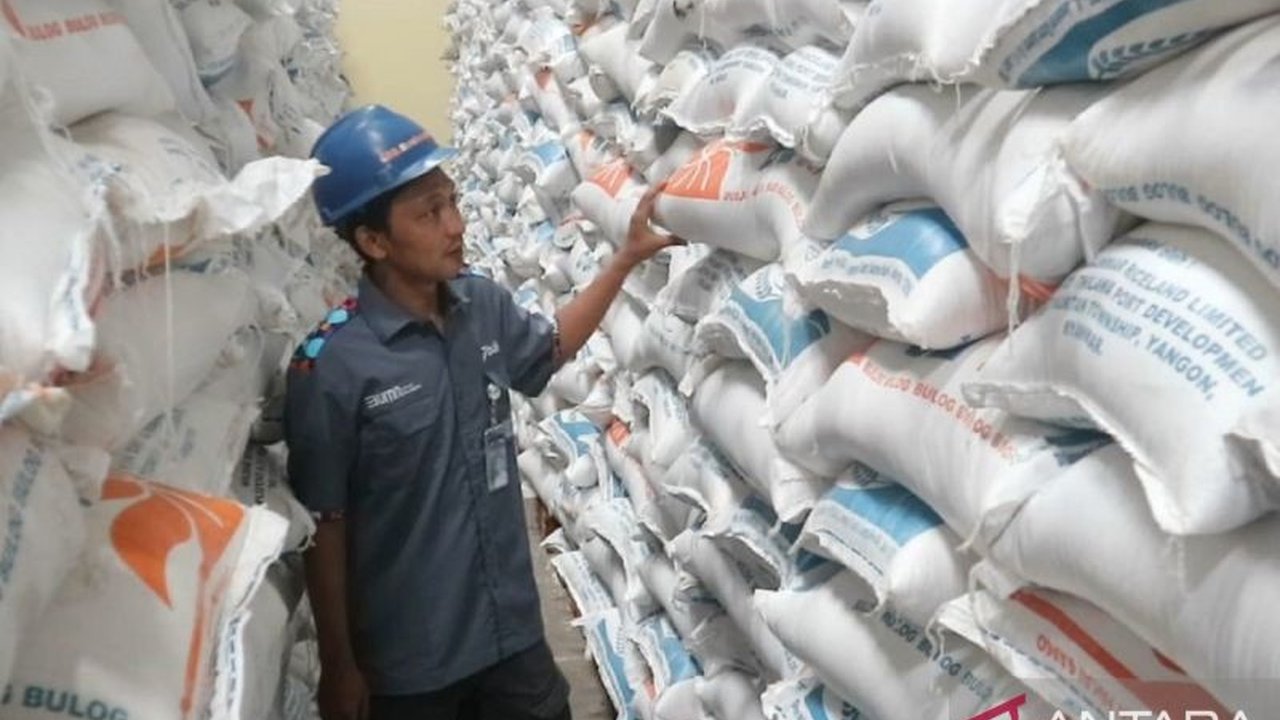 Bulog Madiun berupaya optimalkan serapan gabah petani dengan harga pembelian pemerintah (HPP) terbaru Rp6.500 per kilogram, didukung tim 'Jemput Gabah' dan target serapan 52.800 ton beras pada 2025.
