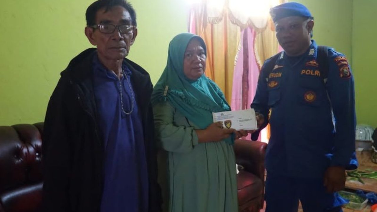 Kepolisian Perairan dan Udara (Polairud) Polda Maluku Utara memberikan tali asih kepada keluarga Sahril Helmi, jurnalis Metro TV yang menjadi korban ledakan speedboat di perairan Gita pada 2 Februari 2025.