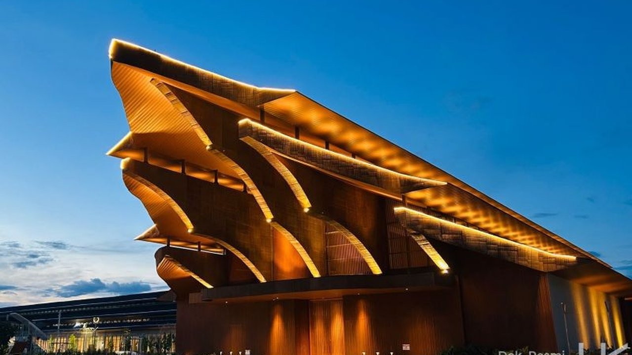 Bandara VVIP Ibu Kota Nusantara (IKN) di Kalimantan Timur, yang dibangun PT Hutama Karya, telah mencapai progres 100 persen untuk fasilitas darat dan ditargetkan rampung sepenuhnya pada Maret 2025, mendukung konektivitas dan mobilitas pemerintahan.