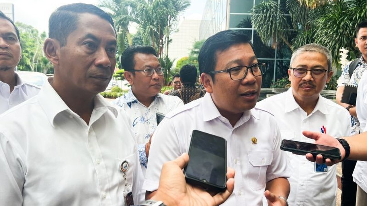 Badan Pangan Nasional (Bapanas) berencana impor 200 ribu ton gula kristal mentah untuk cadangan pemerintah guna mengantisipasi kenaikan harga gula menjelang Ramadhan dan Lebaran 2025, tanpa mengganggu petani lokal.