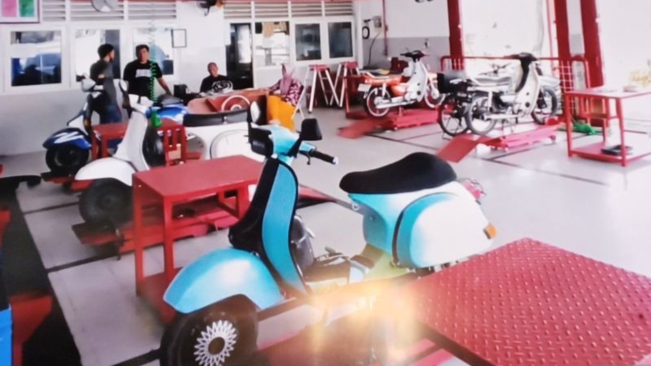 SMK Negeri 2 Palembang membuka layanan servis kendaraan listrik untuk umum pada 2025, meskipun legalitas resmi masih dalam proses, dan telah bermitra dengan bengkel motor listrik di Jawa Barat.