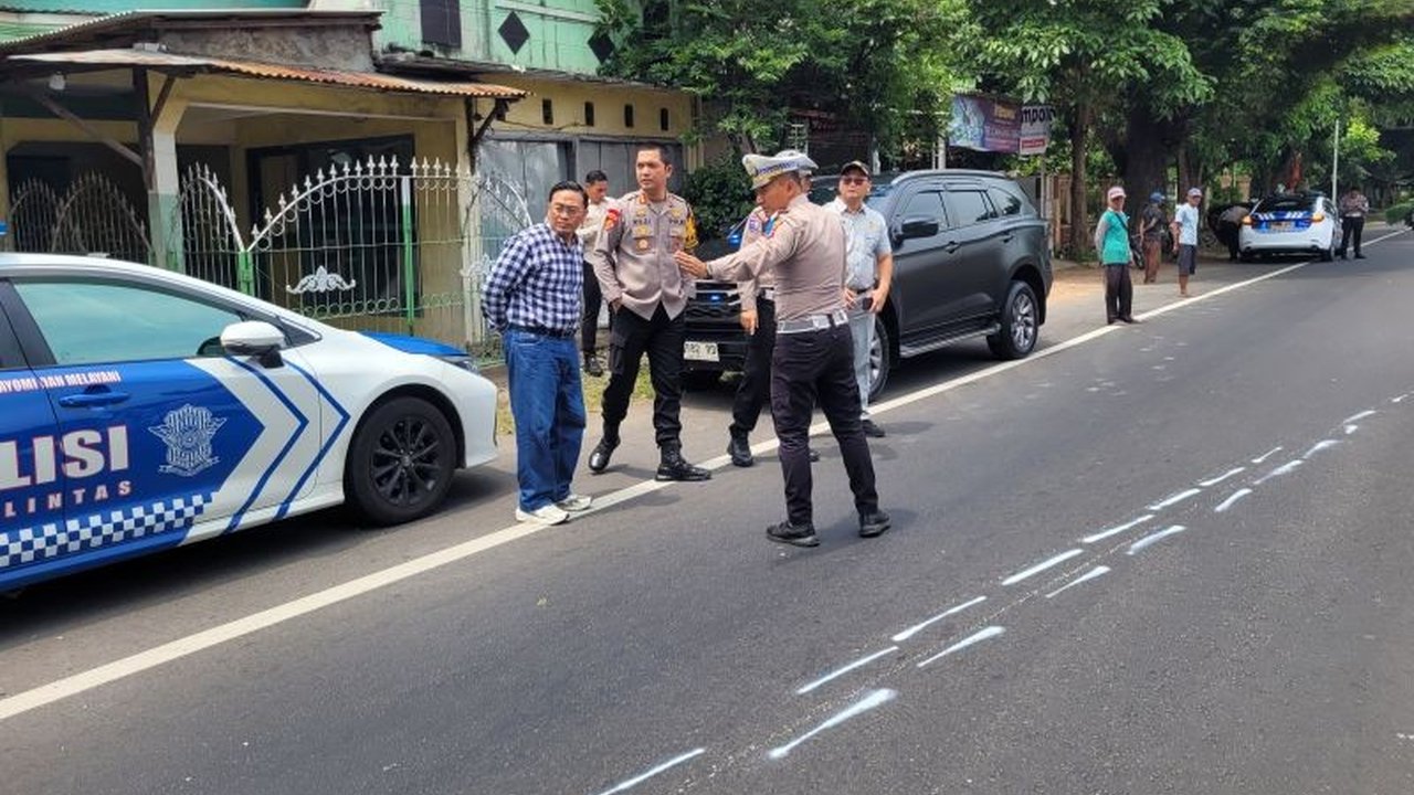 Bendahara Umum DPP Partai Demokrat, Renville Antonio, meninggal dunia akibat kecelakaan tunggal di Situbondo, Jawa Timur, Jumat pagi, setelah motor gede yang dikendarainya menabrak pohon.
