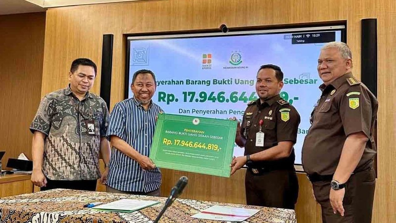 Kejaksaan Tinggi Aceh telah mengeksekusi uang negara sebesar Rp17,9 miliar yang merupakan kerugian negara dari kasus korupsi program peremajaan sawit rakyat (PSR) di Aceh Barat, dengan tiga terpidana yang telah berkekuatan hukum tetap.