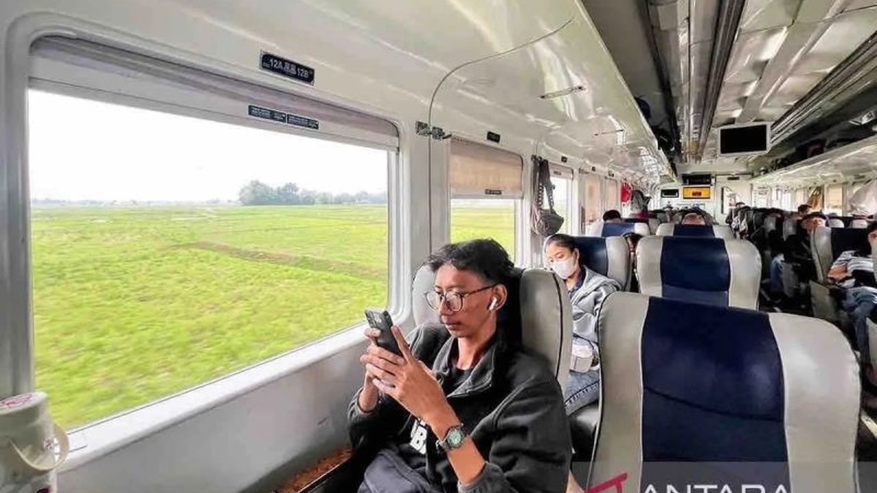 PT Kereta Api Indonesia (KAI) akan menindak tegas calo tiket Lebaran 2025 dan mengimbau masyarakat membeli tiket melalui saluran resmi untuk menghindari penipuan dan memastikan kenyamanan perjalanan.