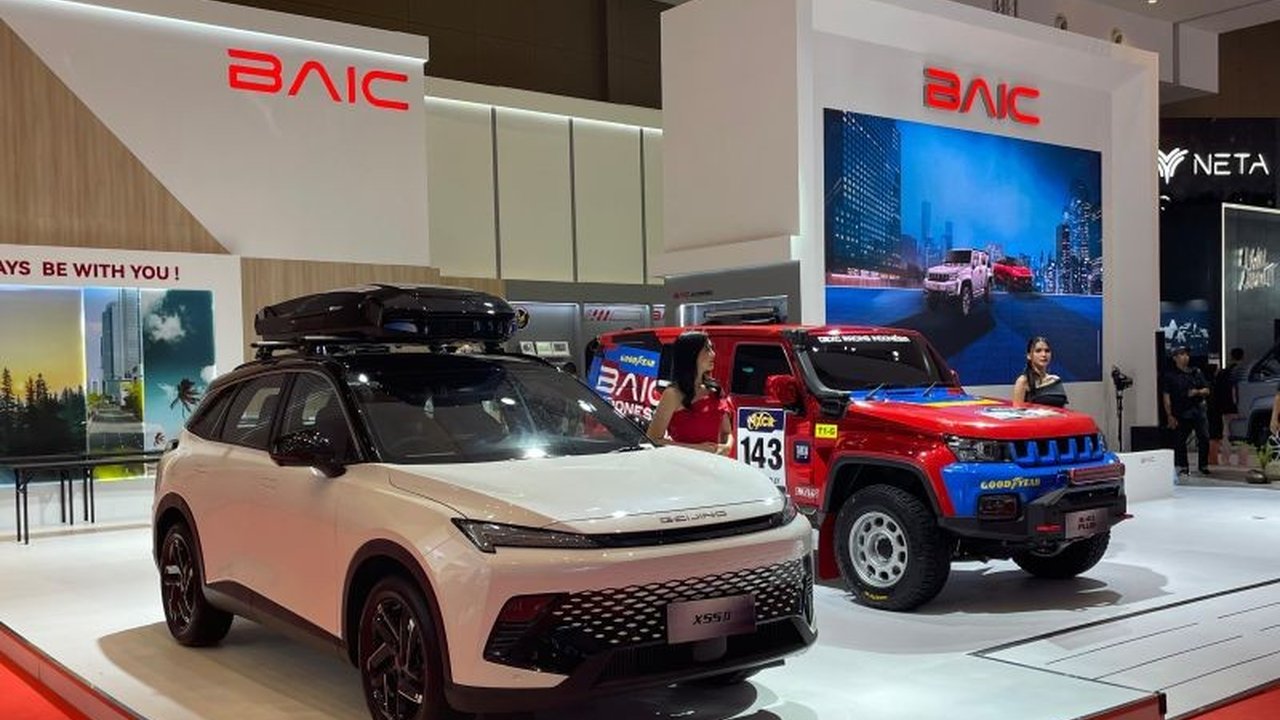 BAIC Indonesia meluncurkan BJ40 Plus Champion Edition dengan warna baru di IIMS 2025 dan mengumumkan kolaborasi dengan DEXC Racing Team untuk berkompetisi di AXCR 2026, serta fokus pada peningkatan strategi pelanggan.