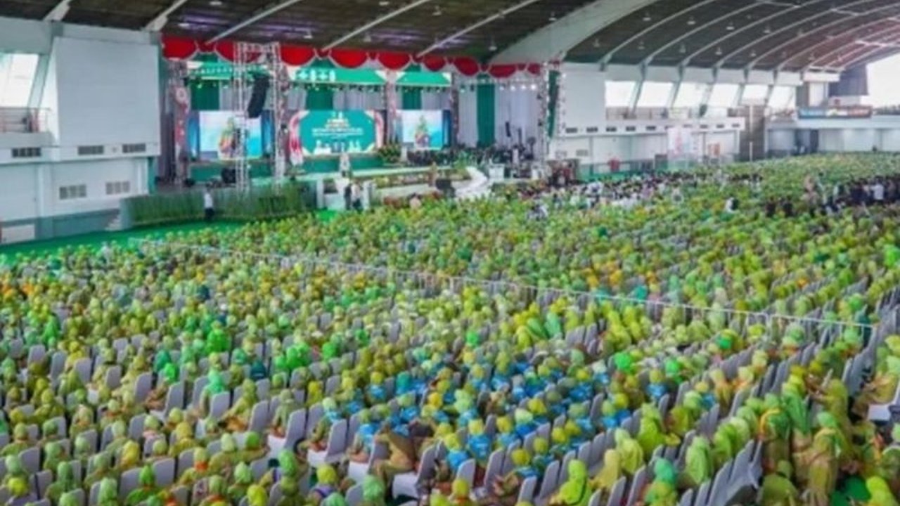 Nahdlatul Ulama (NU) menekankan peran krusial perempuan, khususnya Muslimat NU, dalam menjaga persatuan Indonesia, mulai dari pendidikan anak hingga pelatihan militer, serta kontribusi mereka dalam deradikalisasi dan pemberdayaan masyarakat.