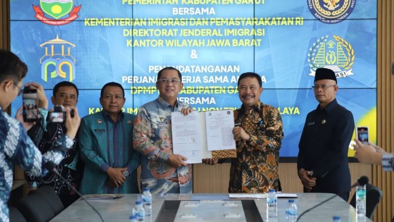 Pemerintah Kabupaten Garut resmi membuka layanan pembuatan paspor di Mal Pelayanan Publik (MPP) Garut, bekerja sama dengan Kementerian Imigrasi, memudahkan masyarakat Garut yang ingin membuat atau memperpanjang paspor.